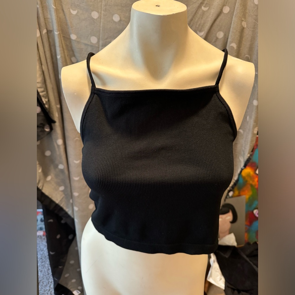 Black 90s inspired ribbed crop tank top.